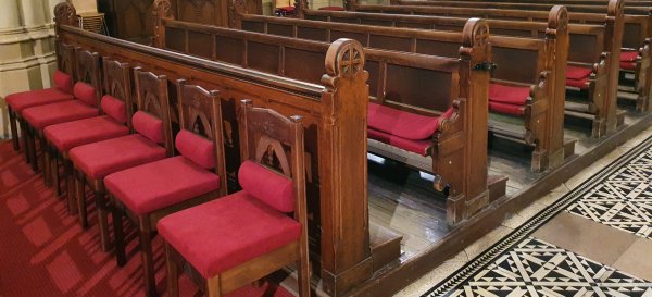 Új székek templomunkban