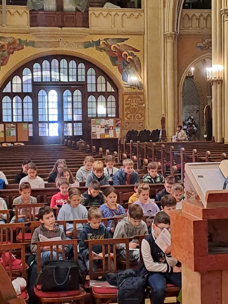 Egymillió gyermek imádkozza a rózsafüzért