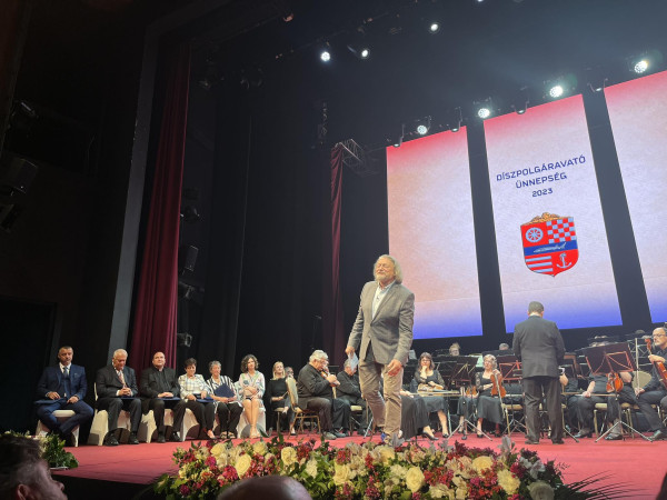 Monostori László atya kitüntetése