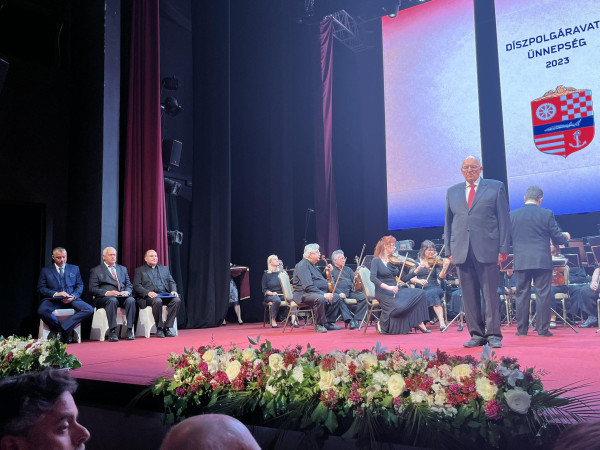 Monostori László atya kitüntetése