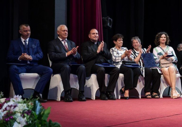 Monostori László atya kitüntetése