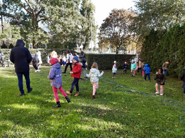 Libakeresés a templomkertben