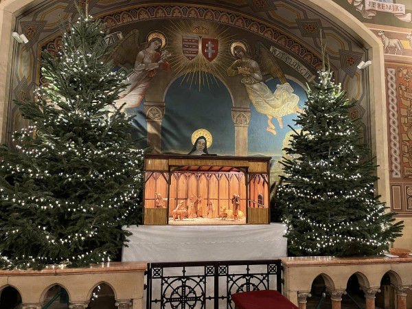 Fenyőfa és betlehem állítás