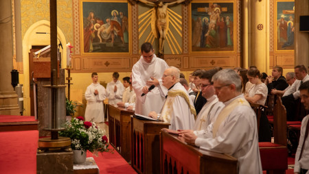 Erdő Péter bíboros, prímás, érsek 41 fiatalnak és felnőttnek szolgáltatta ki a bérmálás szentségét templomunkban pünkösd vigíliáján