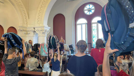 Iskolatáskák megáldása a Kolpingban