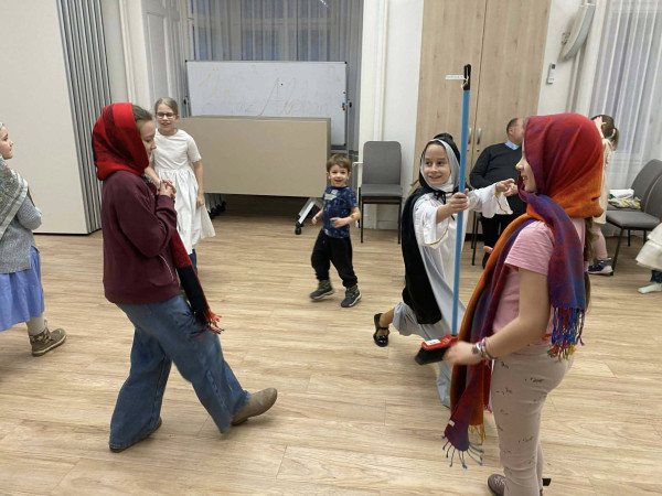 Légy szent! - Hittanklub farsang a plébánián