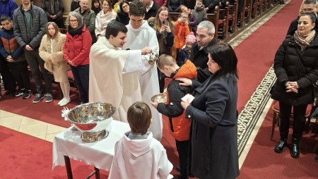 Elsőáldozásra készülő gyerekek keresztelése