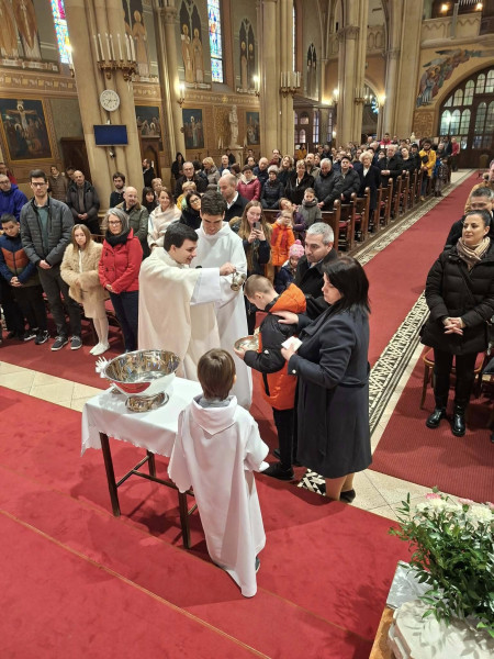 Elsőáldozásra készülő gyerekek keresztelése