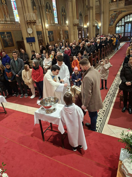 Elsőáldozásra készülő gyerekek keresztelése