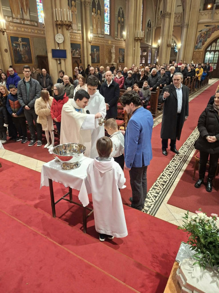 Elsőáldozásra készülő gyerekek keresztelése