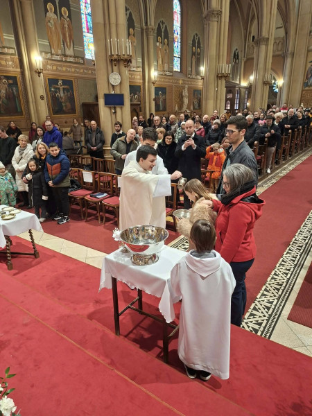 Elsőáldozásra készülő gyerekek keresztelése