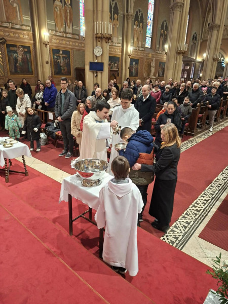 Elsőáldozásra készülő gyerekek keresztelése