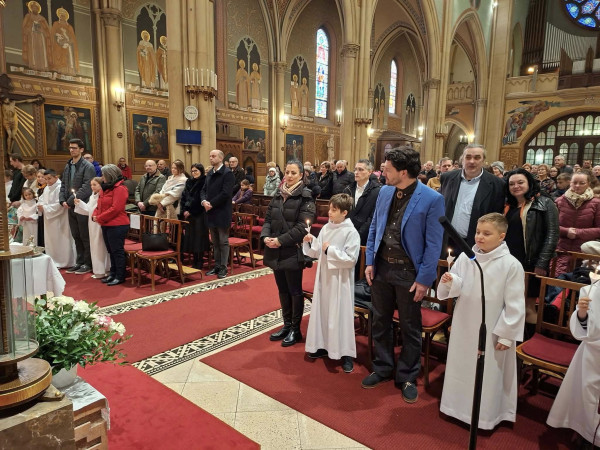 Elsőáldozásra készülő gyerekek keresztelése