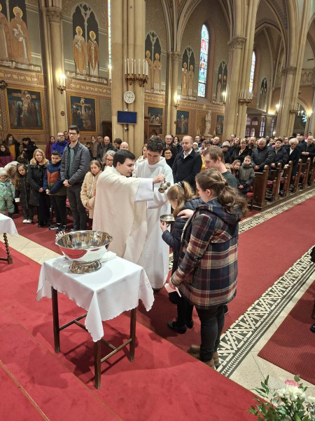 Elsőáldozásra készülő gyerekek keresztelése