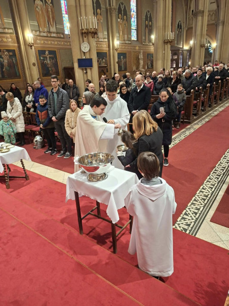 Elsőáldozásra készülő gyerekek keresztelése